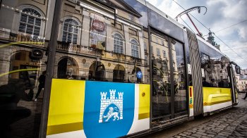 На трамвайній зупинці біля приміського вокзалу у Львові встановили нове електронне табло (ВІДЕО)