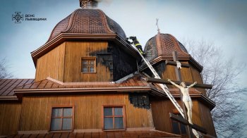 На Львівщині 45 рятувальників гасили пожежу у дерев’яній церкві