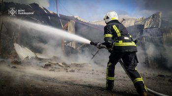 Рятувальники майже сім годин гасили масштабну пожежу на складі біля Львова