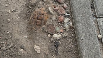У Львові біля зупинки виявили стару гранату