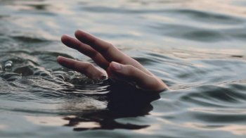 Рука над водою, фото ілюстративне