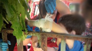 Наскрізь проткнув руку: рятувальники вивільнили 10-річного хлопчика