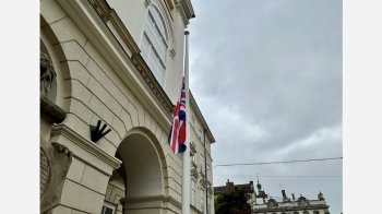 На знак солідарності з народом королівства: у Львові біля Ратуші вивісили прапор Великої Британії