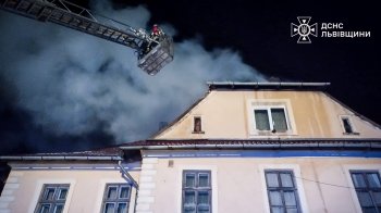 27 рятувальників гасили пожежу в будівлі залізничного вокзалу у Старому Самборі