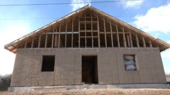 На Львівщині переселенці зводять для себе екобудинки з коноплі: поселиться сотня людей