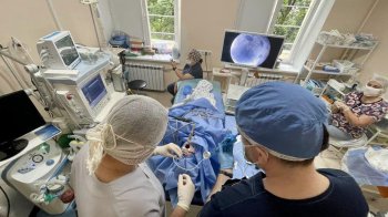 Вперше в Україні: львівські лікарі провели балонодилятацію слухової труби у дитини