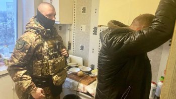 У Чернігові затримали чотирьох чоловіків, які під час повітряної тривоги запустили феєрверк з балкона
