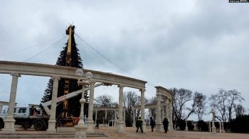 Скандал у Керчі: з новорічної ялинки знімають блакитні та жовті прикраси