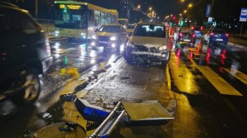 У Львові п'яний водій зніс дорожні знаки та хотів дати хабар поліції