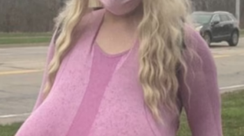 "Це школа, а не цирк": в Канаді учні протестують проти трансгендерної вчительки, яка має величезні імпланти грудей