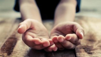 Львівський суд оштрафував матір за жебракування доньки на приміському вокзалі