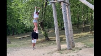 На гойдалці в Тустані туристка зламала дві руки (відео)
