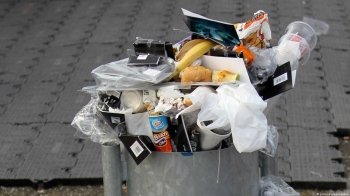 Зустріли 1 вересня зі сміттєзвалищем: поблизу львівського ліцею виявили купу сміття