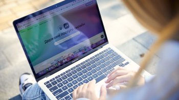 Ноутбук з відкритим сайтом державних послуг, ілюстрація Finance.ua
