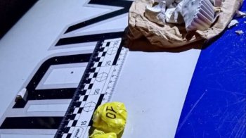 Львівська патрульні затримали дівчину з двома гіпсовими зліпками, в яких була “начинка”