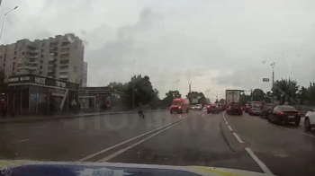 У Львові 45-річний чоловік перебіг чотири смуги на дорозі і отримав постанову