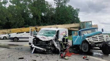 На Львівщині зіткнулися дві вантажівки: обох водіїв госпіталізували