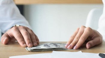 50-річна лікарка передала своїм колегам 1000 доларів, фото ілюстративне