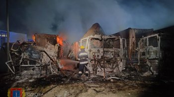 Нічна атака на Одещину: зайнялася пожежа, двоє чоловіків постраждали
