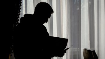 Чому світяться вивіски, реклама і стовпи на вулиці, а люди сидять без світла: Козицький відповів