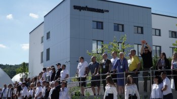 Superhumans вперше зібрав 200 запротезованих пацієнтів на відкриття оновленого центру