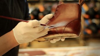 У Львові переселенців запрошують на курси з пошиття взуття