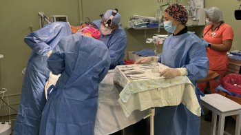 Французький хірург за два дні у Львові прооперував 6 дітей з важкими вадами обличчя