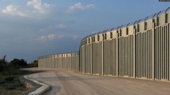 Білоруси допомагають біженцям перетнути стіну на кордоні з Польщею