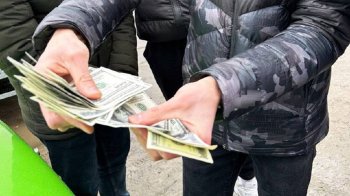 Чиновника затримали під час отримання хабаря, наразі він перебуває під домашнім арештом, фото поліції