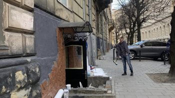 Яма на вході та розвалений хідник: львів’яни скаржаться на знищені сходи у центрі міста