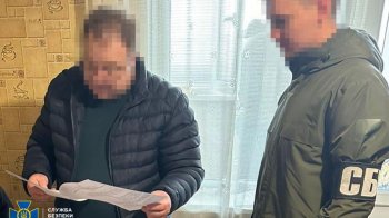Затриманий підприємець читає повідомлення про підозру, фото СБУ