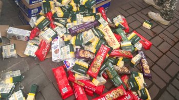 На кордоні з Польщею виявили незаконну партію молочних продуктів та цукерок