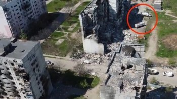 росіяни вивозять тіла загиблих маріупольців вантажівками для "гуманітарки"