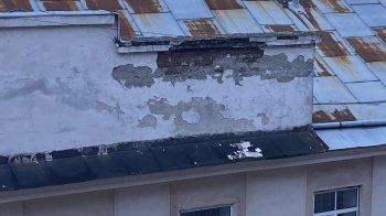 Може впасти на голову: у центрі Львова на краю даху будинку лежить каміння (фото)