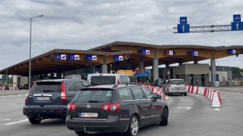 Українці їдуть за кордон: на пунктах пропуску автомобільні черги