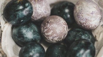 Крашанки на Великдень 2026: як пофарбувати яйця буряком, вином і ягодами