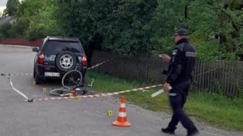 На Львівщині авто зіткнулось із велосипедистом: водій двоколісного помер дорогою до лікарні