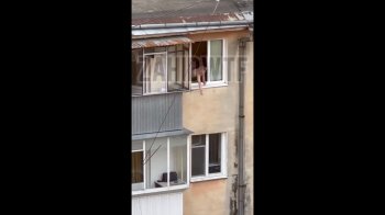 Кричав та кидався сміттям з вікна: у Львові помітили агресивного чоловіка (відео)