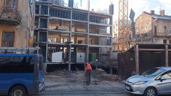 Загаджують місто болотом: львів’яни скаржаться на будівництво готелю в історичній частині