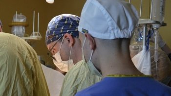 Оперували попри повітряну загрозу: 15 листопада львівські лікарі врятували двох діток