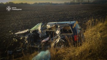 На Львівщині рятувальники деблокували з авто тіло загиблого водія