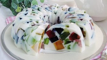 “Бите скло” на йогурті: найпростіший рецепт яскравого десерту без випікання