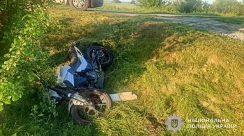На Золочівщині 14-річний мотоцикліст не впорався з керуванням та увігнався у дерево
