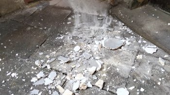 Шматки балкону лежать на підлозі