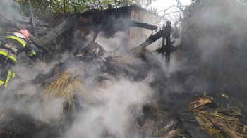 На Львівщині зайнялася пожежа у господарській будівлі: приміщення згоріло вщент