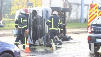 У Львові посеред дороги перекинувся мікроавтобус