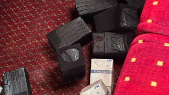 У Раві-Руській в автобусі знайшли контрабанду сигарет у панчохах