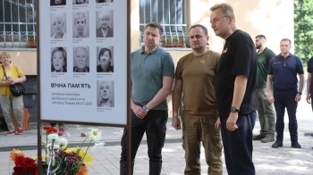 Кулеба відвідав місце ракетного обстрілу у Львові