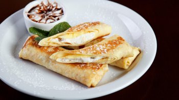 Зі сметаною чи медом: готуємо класичні налисники з сиром