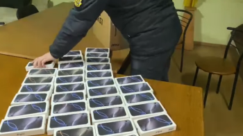 Мешканка Львівщини намагалася пронести через кордон 35 нових iPhone 16